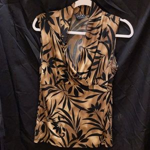 ‼️Close Out‼️Sleeveless scoop neck top, beautiful, soft fabric.